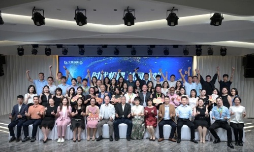 时代机遇，共同成就｜华商纵横集团2025年度管理年会圆满落幕！